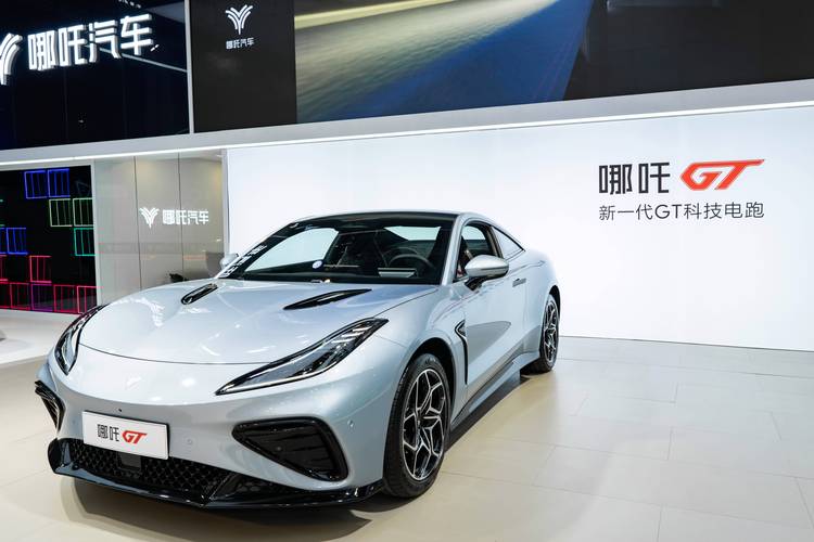 广州244哪吒汽车在智能汽车领域的表现，领途汽车在新能源汽车市场中的影响力